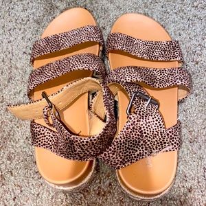 Universal Thread thick sandals size 8.5